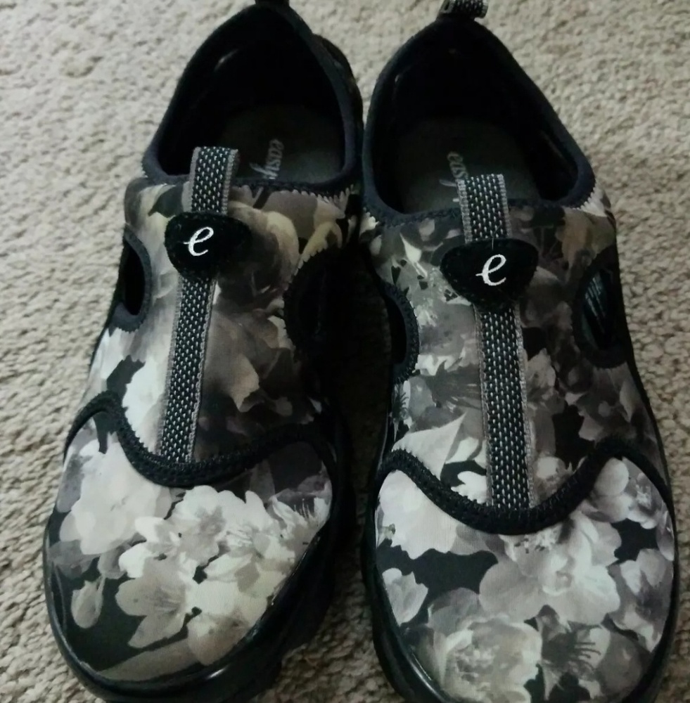 Easy Spirit Earthen walking shoes new size 6